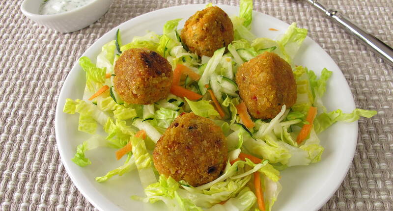 Einige nahrhafte und sättigende Mahlzeit, welche ganz ohne Fleisch auskommt. Serviert werden die Bällchen auf einem knackigen Salat.