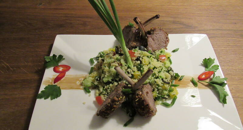 Rezept für einen leichten Couscous-Salat mit Gemüse und fantastischen Lammracks. 