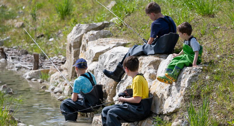 Offriamo anche un modello per gli adolescenti (numero di scarpe 36-41) che vogliono aiutare in fattoria, andare a pesca o semplicemente essere in giro con la pioggia.