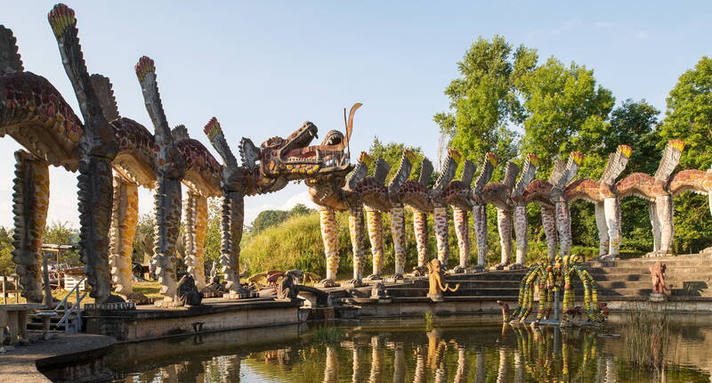 Le parc a été créé par l'artiste polyvalent Bruno Weber. Il n'était pas seulement peintre, graphiste et sculpteur, mais aussi inventeur, charpentier, maçon et architecte. Sur une période d'un demi-siècle, il a créé une œuvre d'art totale qui n'a pas son pareil en Suisse.