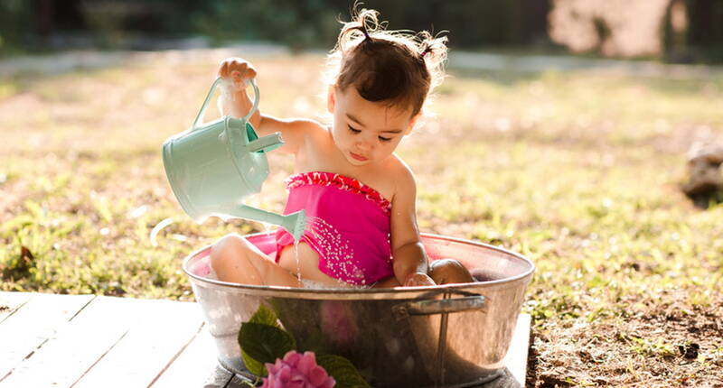 L'été s'est enfin installé. Le thermomètre grimpe, les vacances d'été ont commencé et nous passons tout notre temps dehors au jardin, dans la piscine, sur les bords d'un plan d'eau ou alors à l'ombre dans la forêt.