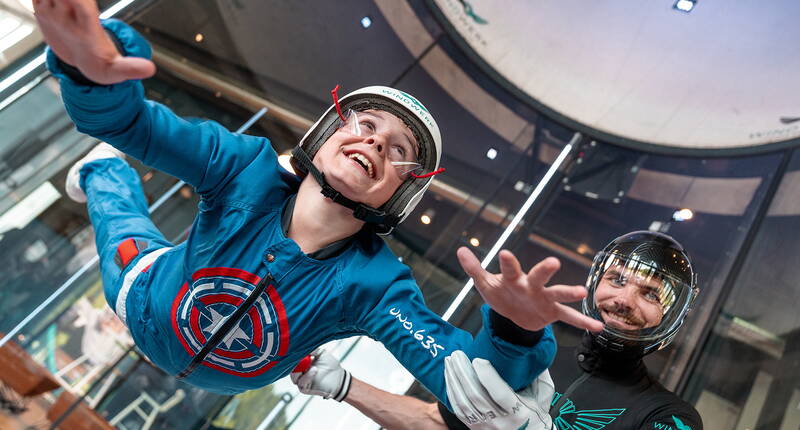 Das Windwerk ist die einzige Indoor Skydiving Anlage in der Deutschschweiz. Ein starker Luftstrom in einer vertikalen Flugkammer lässt dich schweben. Das Erlebnis dauert etwa 90 Minuten und wird von einem Instructor begleitet