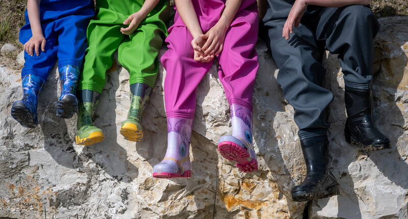 Chez Rægni, nous avons pour objectif d'assurer à davantage d'enfants les bienfaits pour leur santé des jeux en plein air, en faisant des pieds mouillés et des vêtements sales des considérations superflues. 