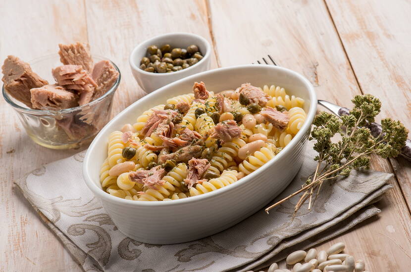 Capperi, fagioli bianchi, tonno e origano completano perfettamente la pasta tiepida. Questa insalata meravigliosamente aromatica è perfetta come contorno per i barbecue e può essere facilmente preparata in anticipo. 