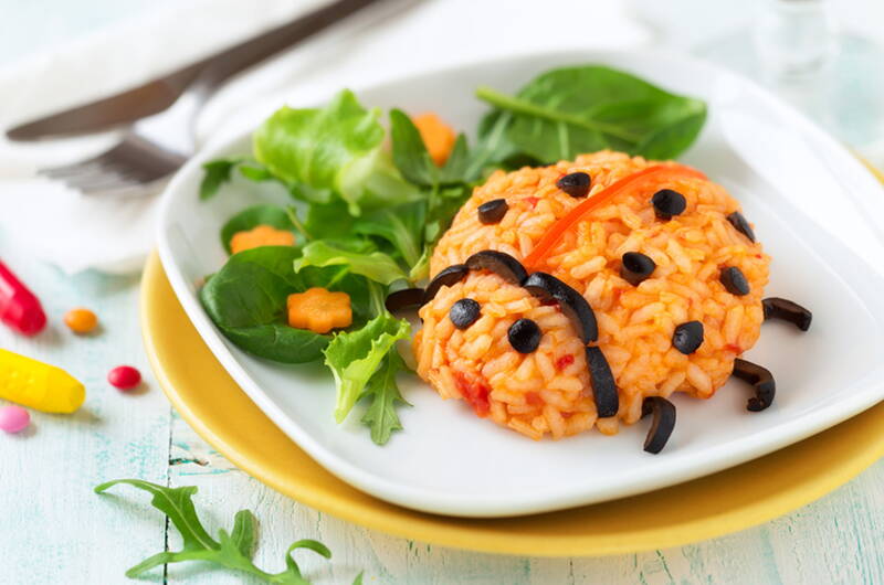 Das Auge isst bekanntlich mit. Unser Rezept wird auch diesem Aspekt gerecht und ein wunderbarer verführerischer Tomatenreis steht in nur 40 Minuten auf dem Tisch.