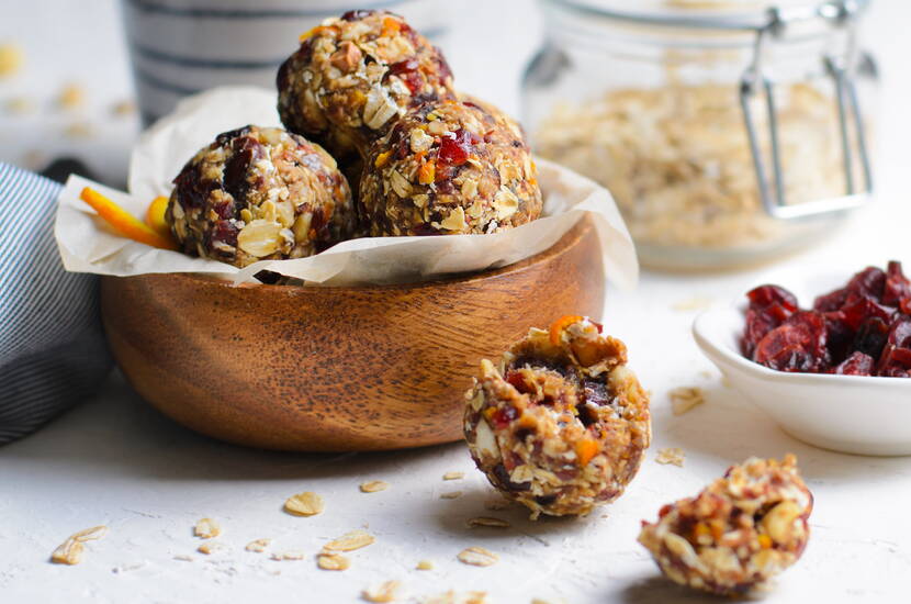 Energy Balls werden ohne Zusatz von raffiniertem Haushaltszucker hergestellt. Ihre Süsse erhalten sie durch Zutaten wie Datteln, Honig, Agaven- oder Ahornsirup, Kokosblütenzucker, Stevia-Pulver, Datteln, Feigen oder Bananen. 