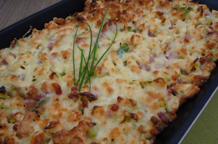 Knöpfli oder Spätzli, selbstgemacht oder im fertig gekauft im günstigen Familienpack, sind die Grundzutat dieses Gratins. Serviert mit einer Schüssel Salat ein äusserst günstiges und sättigendes Gericht. 