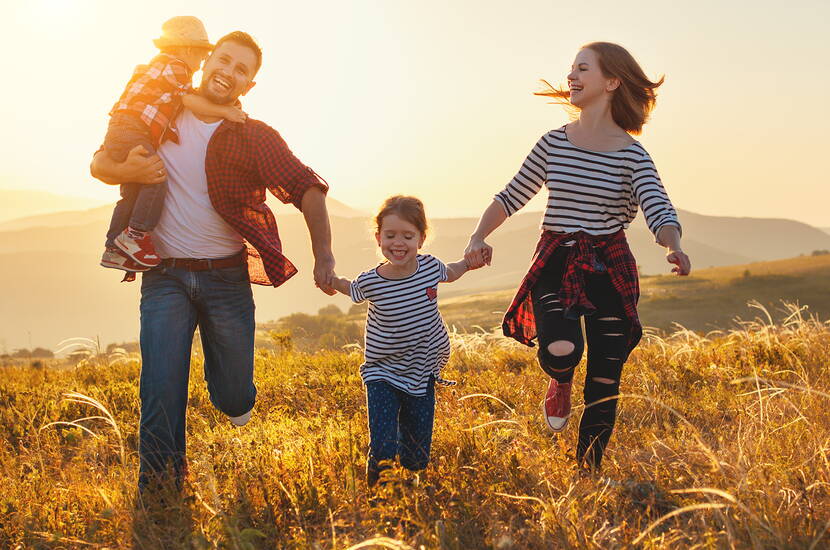 Bewegung an der frischen Luft wirkt Wunder. Denn Sonnenlicht hilft dem Körper Vitamin D zu bilden. Dieses Vitamin ist wichtig für die Knochengesundheit. 