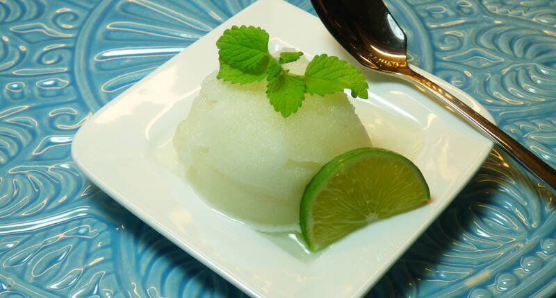 Köstliche Erfrischung, das verspricht unser Limetten Sorbet, welches ohne grossen Aufwand ohne Eismaschine hergestellt werden kann.