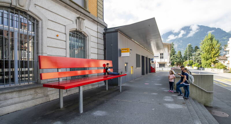 Tauche ein in ein Abenteuer voller Rätsel und Überraschungen, während du zusammen mit Walterli und seinem treuen Begleiter Fridolin auf Spurensuche gehst. Egal, ob du mit Familie, Freunden oder Kollegen unterwegs bist – bei dieser interaktiven Entdeckungstour ist für jeden etwas dabei!