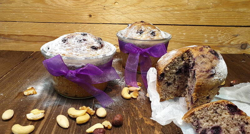 Superleckere kleine Blaubeer-Nuss-Küchlein, die sich auch perfekt fürs Verschenken eignen. Wie sie haltbar gemacht werden können, erfährst du im Rezept.