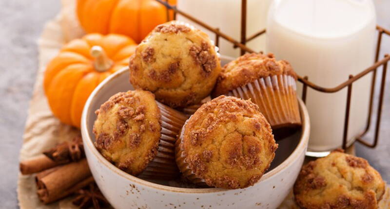 Traumhaft leckere Streusel-Muffins aus rohem Kürbisfleisch, Eiern, Haselnüssen, Zucker, Mehl, Milch, Zimt und Backpulver. 