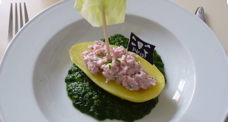 Während du in der Küche stehst und das Piratenschiff auf Spinatmeer zubereitest, können die Kinder die Piratenflagge und den Salat-Mast basteln. 