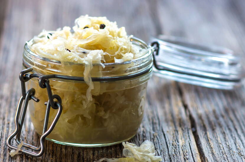 Früher wurde Sauerkraut auf längeren Schiffsreisen in Holzfässern mitgeführt, damit die Besatzung nicht an Skorbut (Vitamin C-Mangel) erkrankte. 