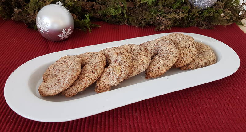 Bei der Herstellung der Kipferl helfen auch die Kinder gerne mit. Am Ende winkt ein verführerisches Guetzli, welches allen schmeckt.