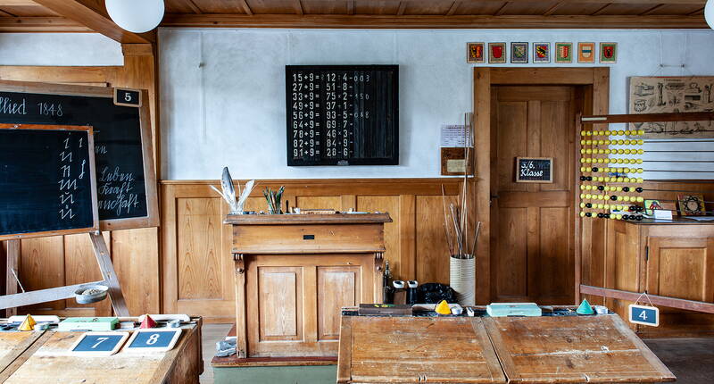 Ausflug Schulmuseum Bern in Köniz. Wer einmal einen Blick in ein historisches Schulzimmer werfen möchte, kann dies im Schulmuseum Bern in Köniz tun.