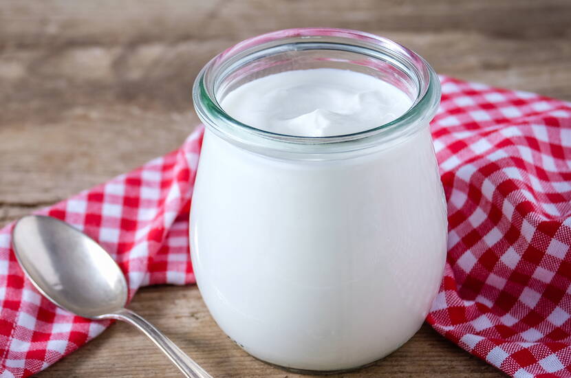 Eine Gesichtsmaske aus Naturjoghurt (griechischem Joghurt) kann helfen, die Haut zu klären, zu beruhigen und zu pflegen. Besonders Menschen mit unreiner oder empfindlicher Haut können von einer Joghurt-Maske profitieren.