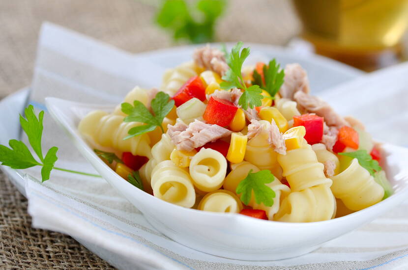 Bereite dir einen leichten und leckeren Pastasalat mit Thunfisch, Peperoni, Süssmais und frischen Kräutern zu.