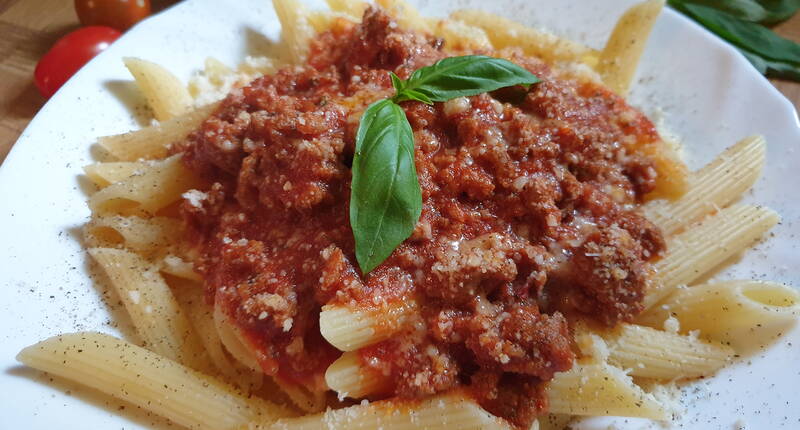 Ein einfaches Rezept für fantastische Penne rigate alla Bolognese. Auch für Kinder zum Nachkochen geeignet.