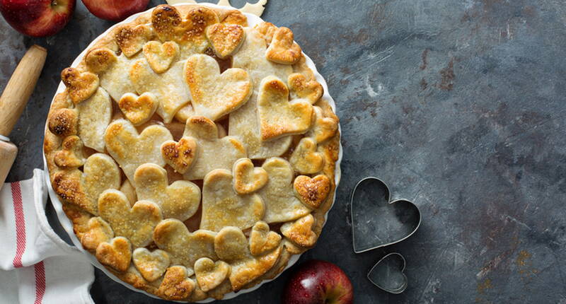 Anders als der traditionelle Apfelkuchen kommt unser Apfelherzkuchen ohne Kuchenguss aus. Gefüllt wird er mit langsam karamellisierten Äpfeln. Der Teig wird durch die Beigabe von Quark noch leichter und leckerer. 