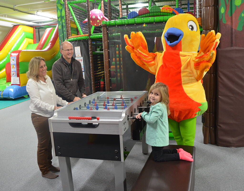 50% Rabatt auf den Eintritt im Indoor-Spielplatz Paradisimo in Pfäffikon. Während deine Kinder sich im Spielbereich austoben, kannst du in der gemütlichen Lounge in Ruhe einen Snack, in Cüpli oder ein Kaffee geniessen. 