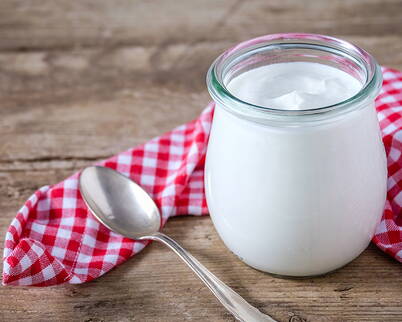 Joghurt-Gesichtsmaske – nährend und feuchtigkeitsspendend, für alle Hauttypen geeignet Eine Gesichtsmaske aus Naturjoghurt (griechischem Joghurt) kann helfen, die Haut zu klären, zu beruhigen und zu pflegen. Besonders Menschen mit unreiner oder empfindlicher Haut können von einer Joghurt-Maske profitieren.