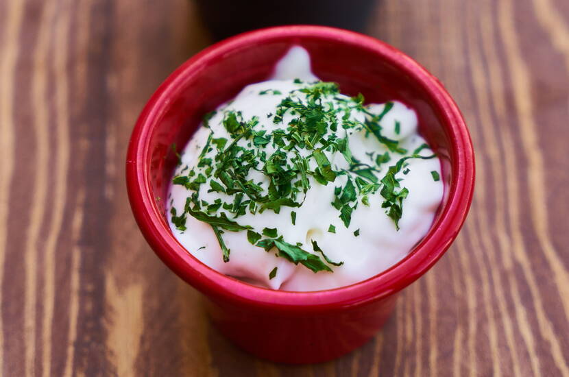 Diese kann auf Basis von Mayonnaise, Quark, Sauerrahm oder, wer es ohne tierische Produkte mag, auf Tofu- oder Cashewkern-Basis hergestellt werden.