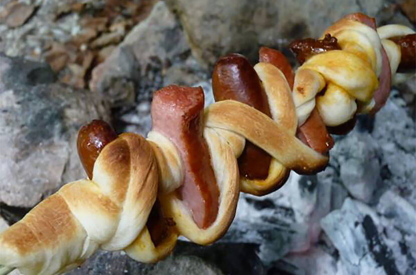 Wer ein bisschen mehr Vorbereitungszeit hat (oder sich nehmen will), stellt am Vorabend rasch einen Brotteig her und lagert diesen über Nacht im Kühlschrank. Kombiniert mit verschiedenen Würstchen/Wurststücken, entsteht daraus ein herrliches Steckenbrot.