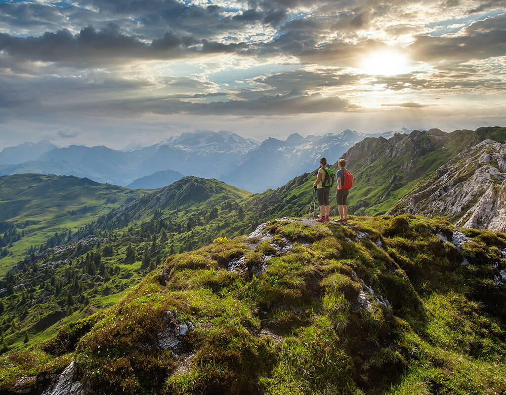 Morgen oder am Wochenende noch nichts vor? Entdecke eine der spektakulärsten Landschaften der Schweiz – den Gryden-Höhenweg am Betelberg. Unter dem Motto «Wandern - Staunen - Geniessen» eignet er sich sowohl für aktive Rentnerinnen und Rentner als auch für alle, die mystische Momente erleben möchten.