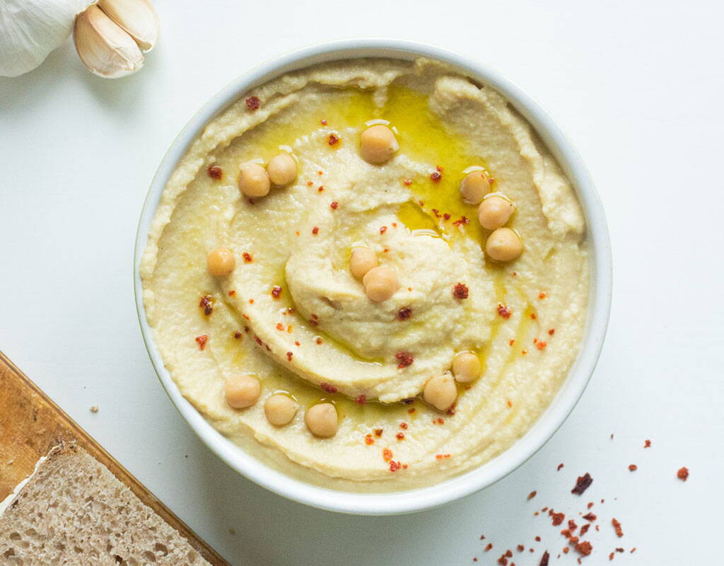 Wer auf der Suche nach einem leckeren und alltagstauglichen Gericht mit hohem Eiweissgehalt aus pflanzlichen Quellen ist, kommt an Hummus kaum vorbei. Kichererbsen – die Basis dieses tollen Gerichts – sind gesund, kalorienarm und ballaststoffreich.