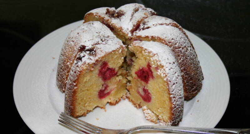 Ein einfaches Rezept für einen saftig, deliziösen Gugelhopf mit Himbeeren. Die Zutaten reichen für eine Backform von ungefähr 15 cm Durchmesser.