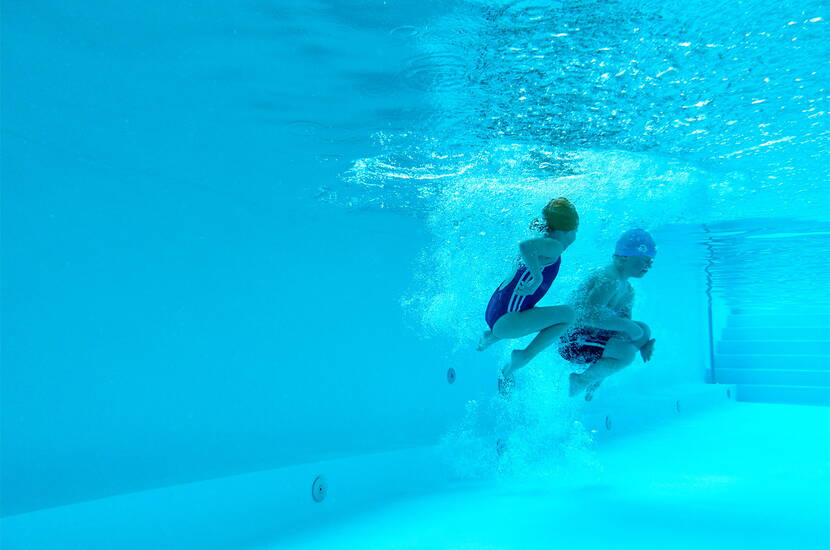 Schwimmen macht Spass! Bei Let’s Swim wollen wir Kinder in einem sicheren Umfeld für das Element Wasser begeistern. In übersichtlichen Gruppen, die nach Alter und Vorkenntnissen zusammengestellt sind, erlernen die Kinder ohne Leistungsdruck von Anfang an die vier verschiedenen Schwimmtechniken.