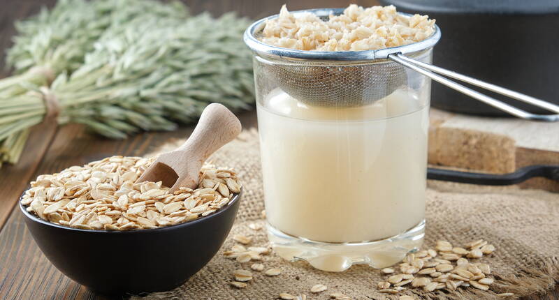 Sain, végétalien, sans gluten et pauvre en calories: le lait d'avoine – l'alternative végétale au lait de vache. Le lait d'avoine convient aux personnes allergiques et à celles qui souhaitent s'alimenter de manière consciente. Savais-tu que tu peux préparer toi-même du lait d'avoine à la maison avec seulement trois ingrédients?