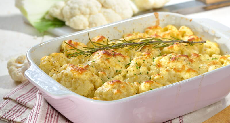 Ob als kalorienarmes Hauptgericht mit einem knackigen Salat oder als Beilage serviert – der Blumenkohl-Gratin ist schnell zubereitet und schmeckt fast allen.