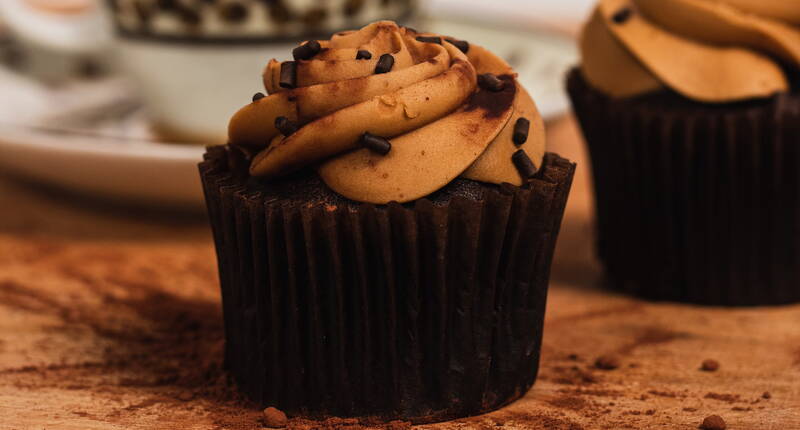 Ein herrlich schokoladiger Cupcake mit einem cremigen Mocca-Buttercreme-Topping. 