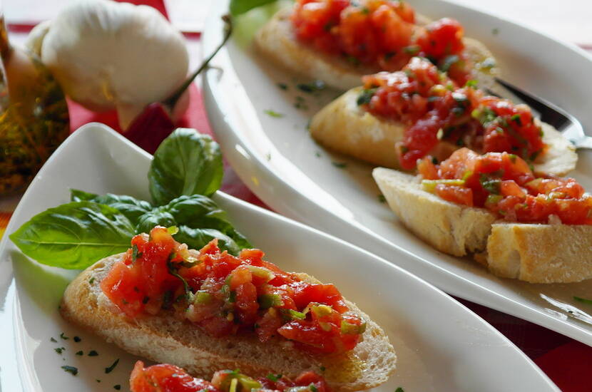 Bruschettas gehören schon fast zum sommerlichen Apéro-Buffet. Auch als Zutat für Dips zu Gemüsestängeli ist Knoblauch äusserst beliebt.