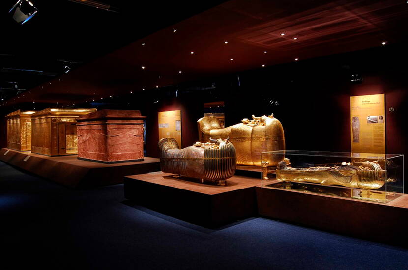 Die Ausstellung "Tutanchamun" in der Halle 622 in Zürich-Oerlikon, gewährt einen einzigartigen Einblick in die Archäologie des alten Ägyptens. Die Tut-Ausstellung hat weltweit bereits 6,5 Millionen Besucher*innen angelockt & nimmt diese mit auf eine faszinierende Reise zu den Grabkammern des Pharaos.