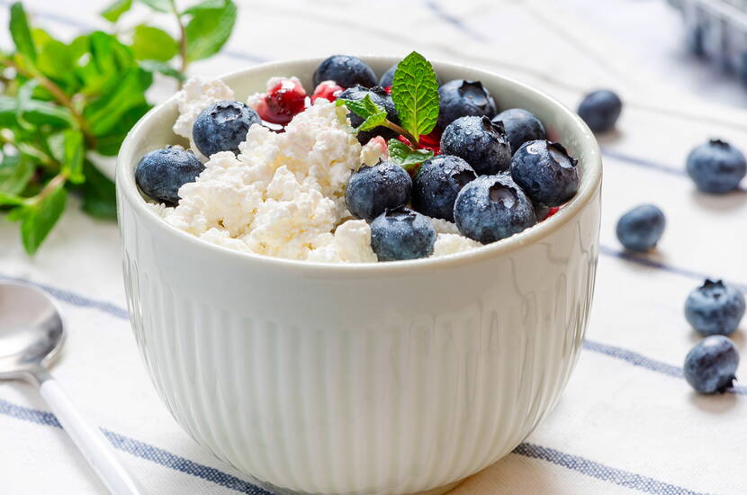 Als Topping für den Hüttenkäse-Snack eignen sich Obst, Beeren oder Gemüse der Saison.