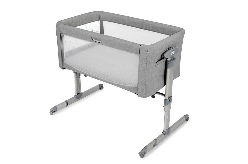 Roomie glide von Joie Baby Schweiz – Beistellbett & Stubenwagen in einem. Der Roomie glide lässt sich mit seinem leichten Aluminiumrahmen einfach aufbauen und per Gurtsystem am Elternbett befestigen. Er ist 11-fach höhenverstellbar, Seitenteile lassen sich absenken & er passend für nahezu alle Betten.