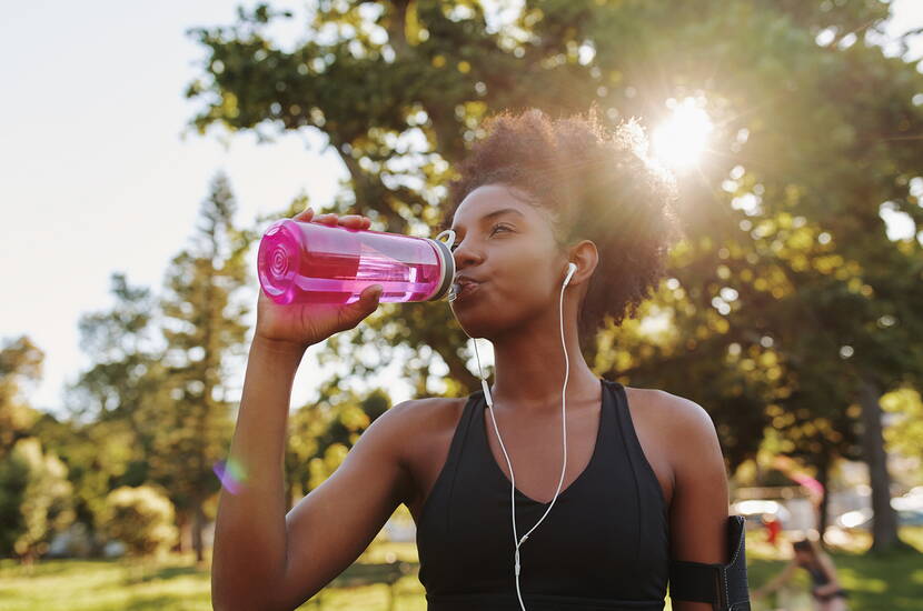 Quanto sono utili le bevande isotoniche nello sport? L'acqua è sufficiente o una bevanda isotonica è più adatta a compensare la perdita di liquidi? Come funzionano le bevande isotoniche? Le bevande isotoniche possono essere preparate dall'utente? Incl. ricetta per la produzione di bevande isotoniche