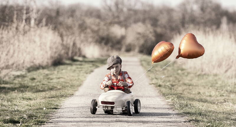 Kinder geraten heutzutage immer früher in die Mühlen der Förderung im schulischen Bereich. Aber auch die Freizeit wird mit diversen Hobbys und Aktivitäten durchstrukturiert. Was macht das mit unseren Kindern?