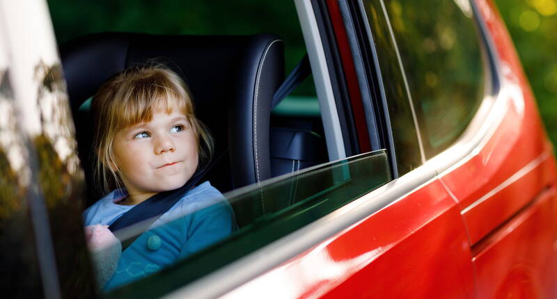 Damit die Stimmung im Auto nicht kippt, haben wir dir ein Auswahl an tollen Stauspielen zusammengestellt, für die du keine Hilfsmittel brauchst.