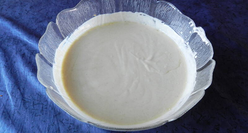 Salatsauce auf Vorrat zuzubereiten macht Sinn. Wie du eine leckere Joghurt-Salatsauce herstellst, erfährst du in unserem Rezept.