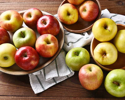 Apfelsorten Vielseitiger Apfel – Der Apfel ist die beliebteste Frucht in der Schweiz. Der jährliche pro Kopf Verbrauch beträgt 16 Kg. Dies macht den Apfel sogar beliebter als Schokolade, welche mit knapp 11 Kg pro Kopf dahinter liegt. In der Schweiz gibt es rund 1’100 Apfelsorten, weltweit sogar über 20'000.