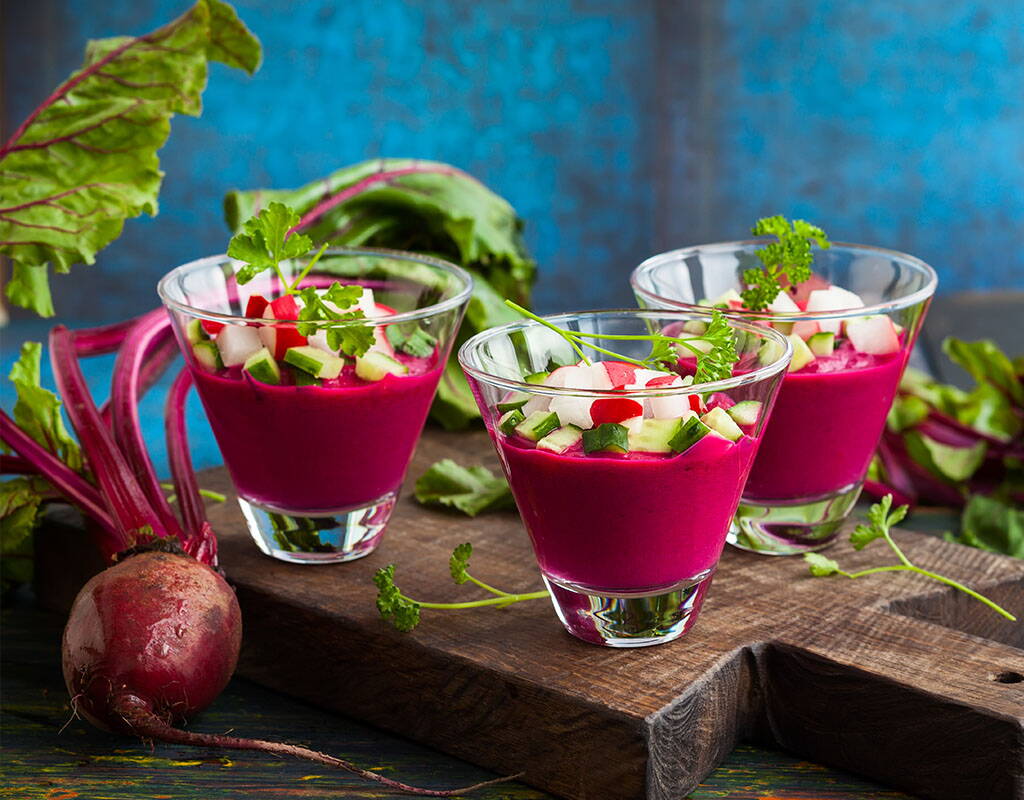 Nichts erfrischt an heissen Tagen so nachhaltig wie eine kalte Gemüsesuppe. Unsere Randen-Gazpacho erfüllt genau diesen Zweck und ist zudem sehr bekömmlich und schmackhaft. Auch fürs Auge hat die kalte Suppe aus dem Powerfood Randen einiges zu bieten. Ein Genuss, den man sich gönnen sollte.