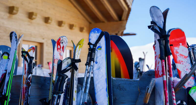 Wer übernimmt die Kosten, wenn die gemietete Ski- oder Snowboardausrüstung gestohlen oder beschädigt wird? Wie verhält es sich, wenn es sich um die eigenen Skier oder Snowboards handelt, die gestohlen oder durch eine Unachtsamkeit selbst beschädigt wurden? Gibt es dafür eine Versicherung?