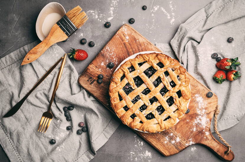 Dieser Blaubeerkuchen ist ein echter Leckerbissen. Die süssen, saftigen Blaubeeren in Kombination mit dem buttrigen Mürbeteig machen ihn zum perfekten Dessert für besondere Anlässe oder einfach als süsse Leckerei für zwischendurch. Das Gitternetz oder die Verzierungen verleihen ihm eine charmante Note.