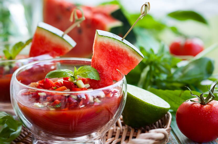 Wassermelone und Tomaten? Passt das zusammen? Ja! Die perfekte Harmonie für heisse Sommertage! Nicht dass ihr jetzt denkt, es handelt sich dabei um eine süsse Suppe. Sie wird mit Salz abgeschmeckt und füllt gleichzeitig auch den Elektrolythaushalt wieder auf. Unbedingt ausprobieren!