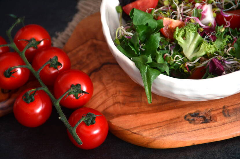 Tomate bestehen hauptsächlich aus Wasser (etwa 95 Prozent). Außerdem enthalten sie Vitamin A, B1, B2, C, E, Niacin, sekundäre Pflanzenstoffe sowie Mineralstoffe und Spurenelemente.