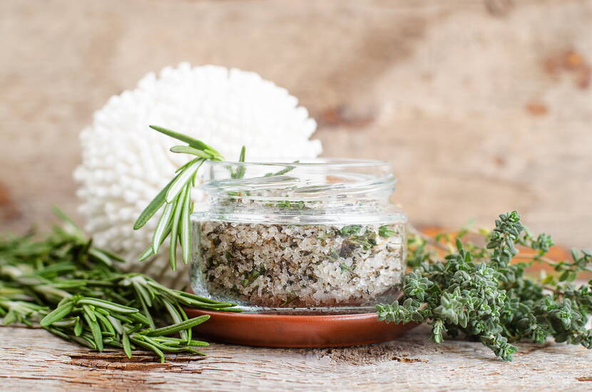 Sali da bagno fatti in casa – lusso puro per pochi soldi promettono sali da bagno fatti in casa. La produzione è molto semplice. Che si tratti di rosa e cannella, lilla, lavanda, lavanda, rosa o timo e rosmarino – con la nostra ricetta di base è possibile preparare rapidamente i sali da bagno in quasi tutte le fragranze desiderate.